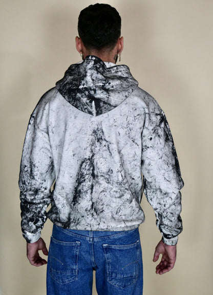 Sweat à capuche en coton épais dye végétal, design unique et grand trèfle brodé signature