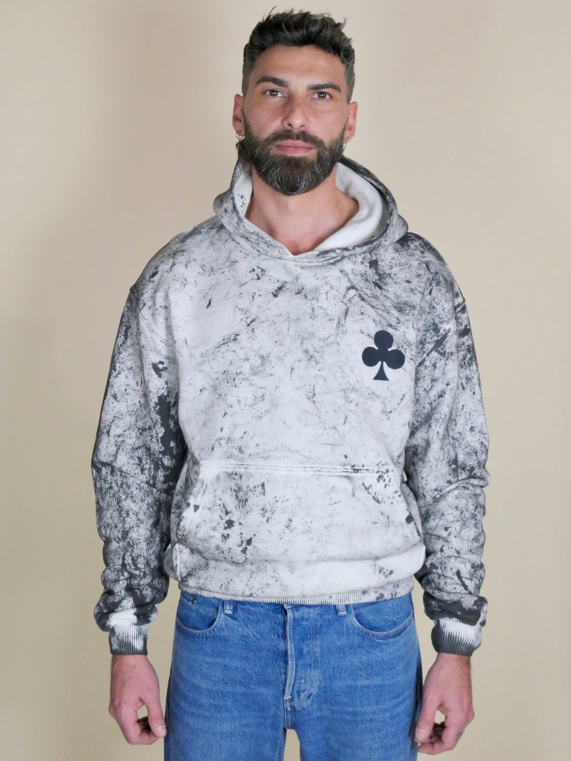 Sweat dye végétal haut de gamme, coton épais, intérieur doux et emblème trèfle iconique grand format