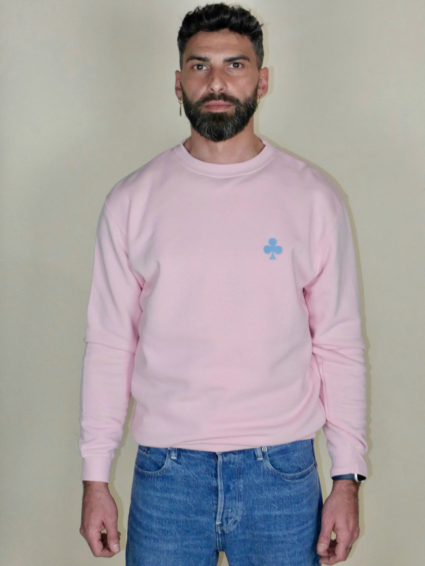 sweat rose unisexe avec trèfle bleu ciel brodé sur la poitrine