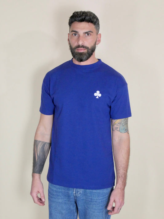 monsieurbarr T-shirt Workwear Blue en coton biologique lourd 280 g. Coupe légèrement oversize, col côtelé structuré et trèfle signature brodé blanc.