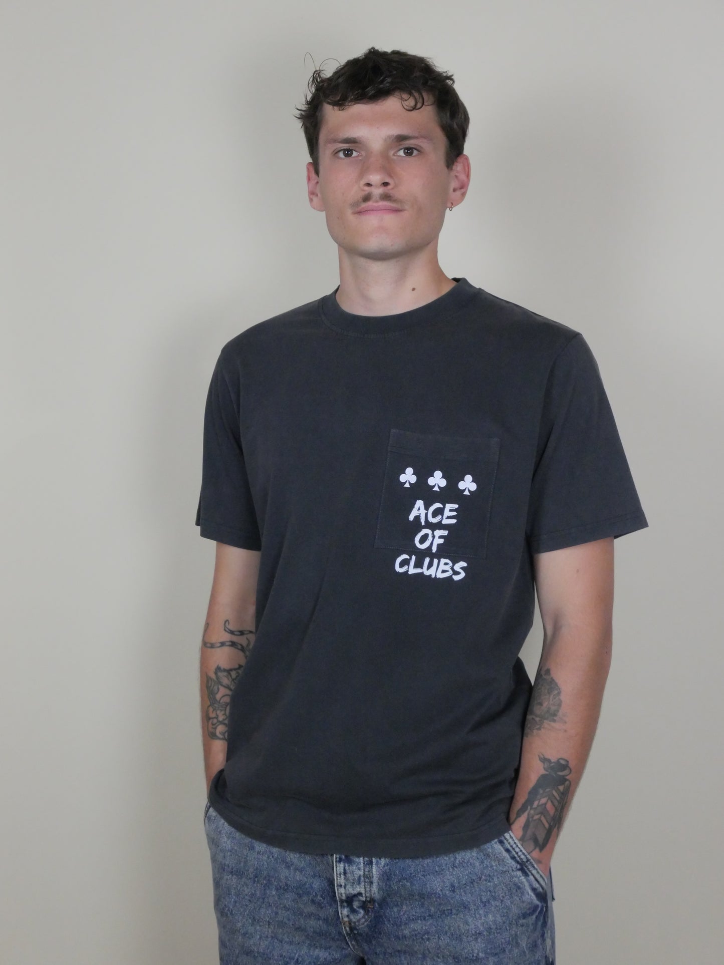 T-shirt noir à poche poitrine délavé Ace of Clubs 