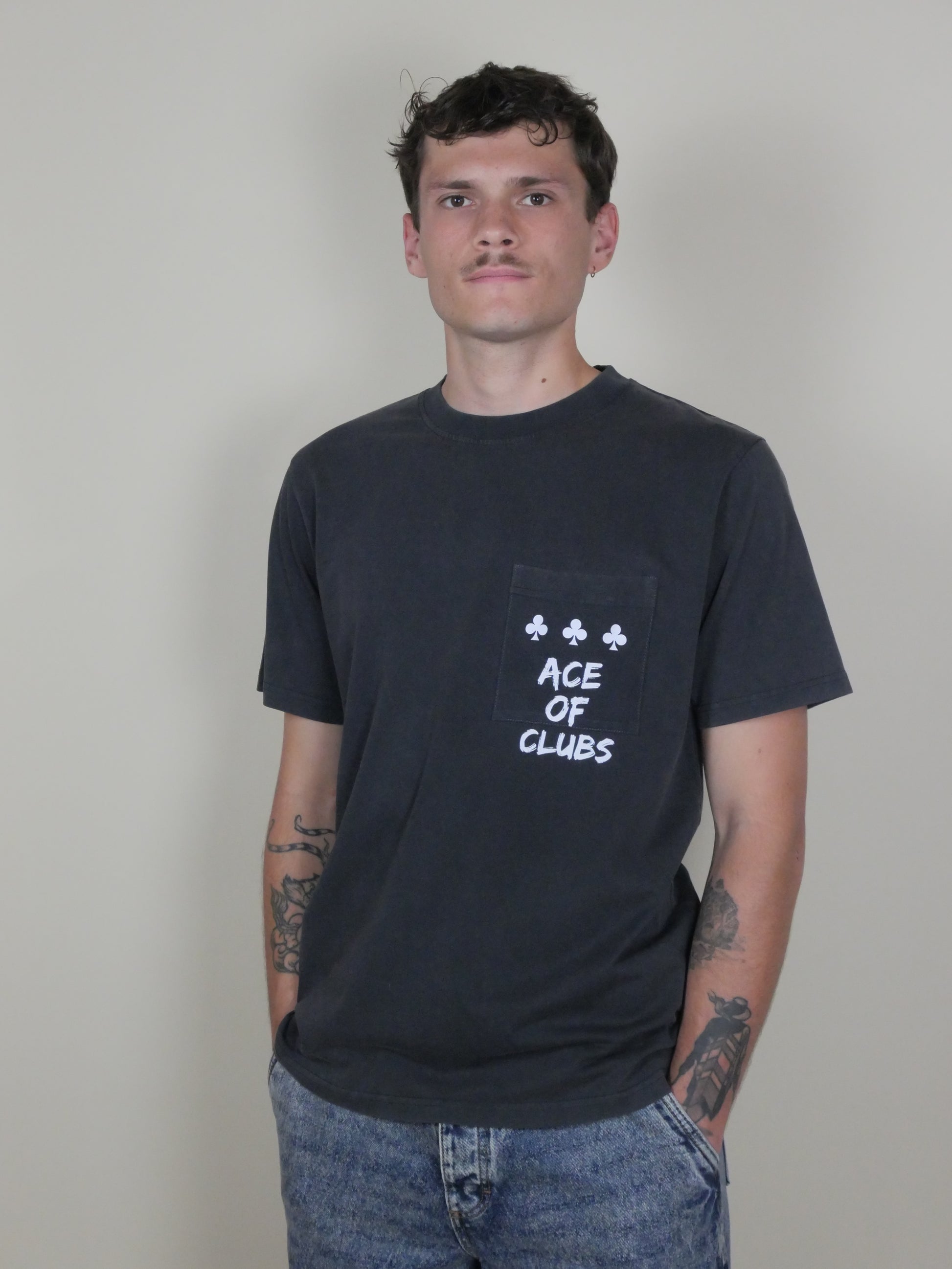 T-shirt noir à poche poitrine délavé Ace of Clubs 