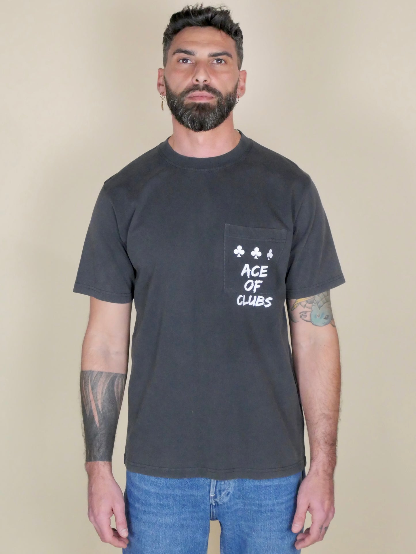 T-shirt noir effet vintage unisexe, coton premium, détail Ace of Clubs sur la poche