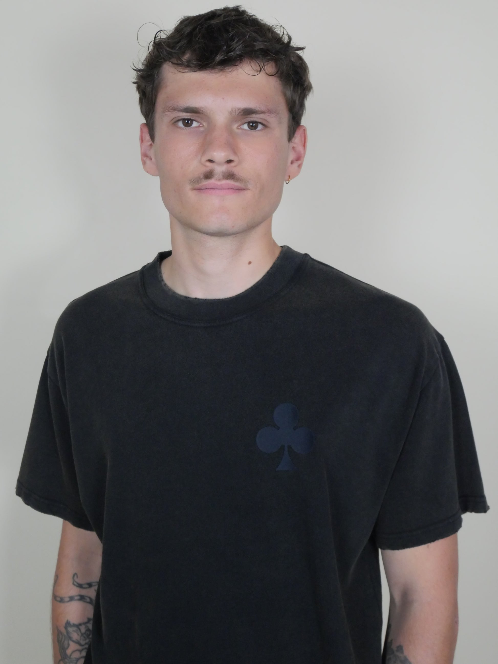 T-shirt oversize noir distressed Trèfle brodé 