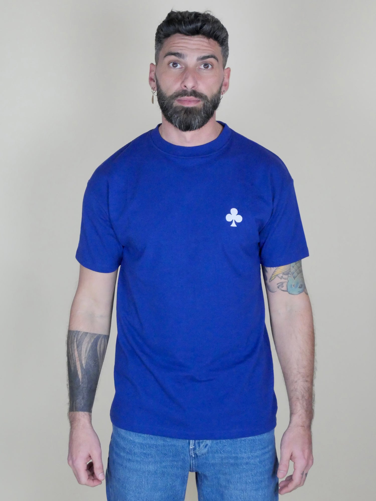 monsieurbarr Vue face
T-shirt Workwear Blue en coton biologique lourd 280 g. Coupe légèrement oversize, col côtelé structuré et trèfle signature brodé blanc