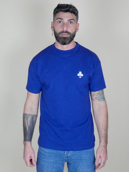 monsieurbarr Vue face
T-shirt Workwear Blue en coton biologique lourd 280 g. Coupe légèrement oversize, col côtelé structuré et trèfle signature brodé blanc