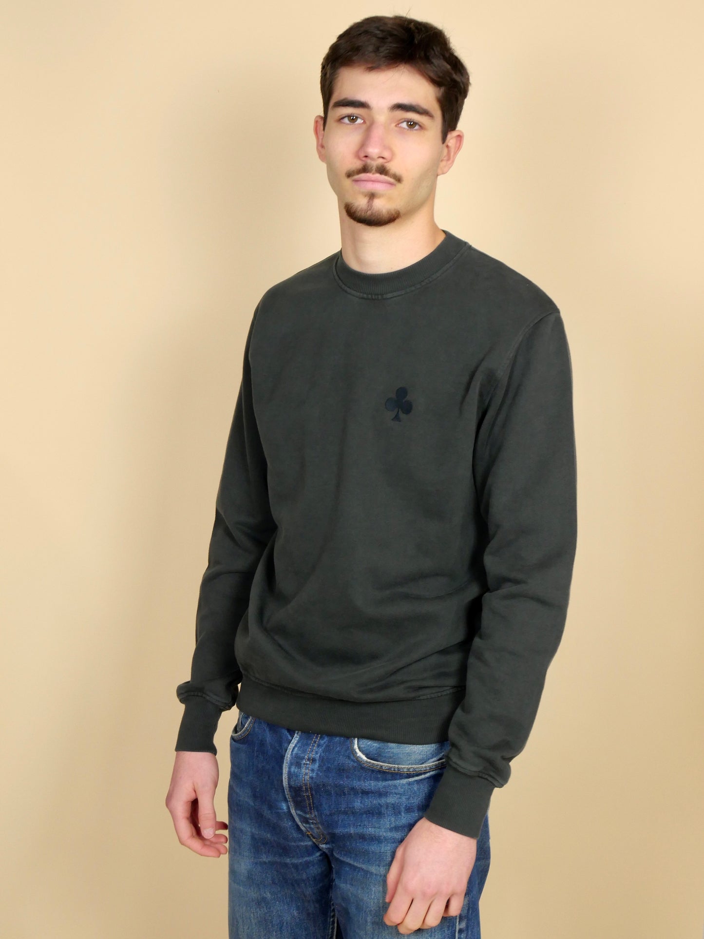 sweat-shirt noir délavé trèfle brodé noir 