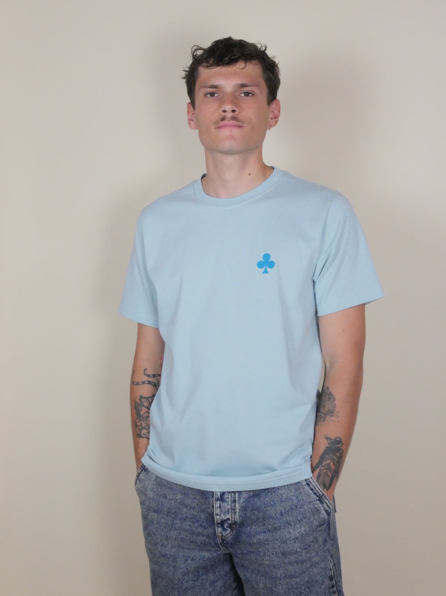 monsieurbarr t-shirt bleu ciel broderie trèfle turquoise 