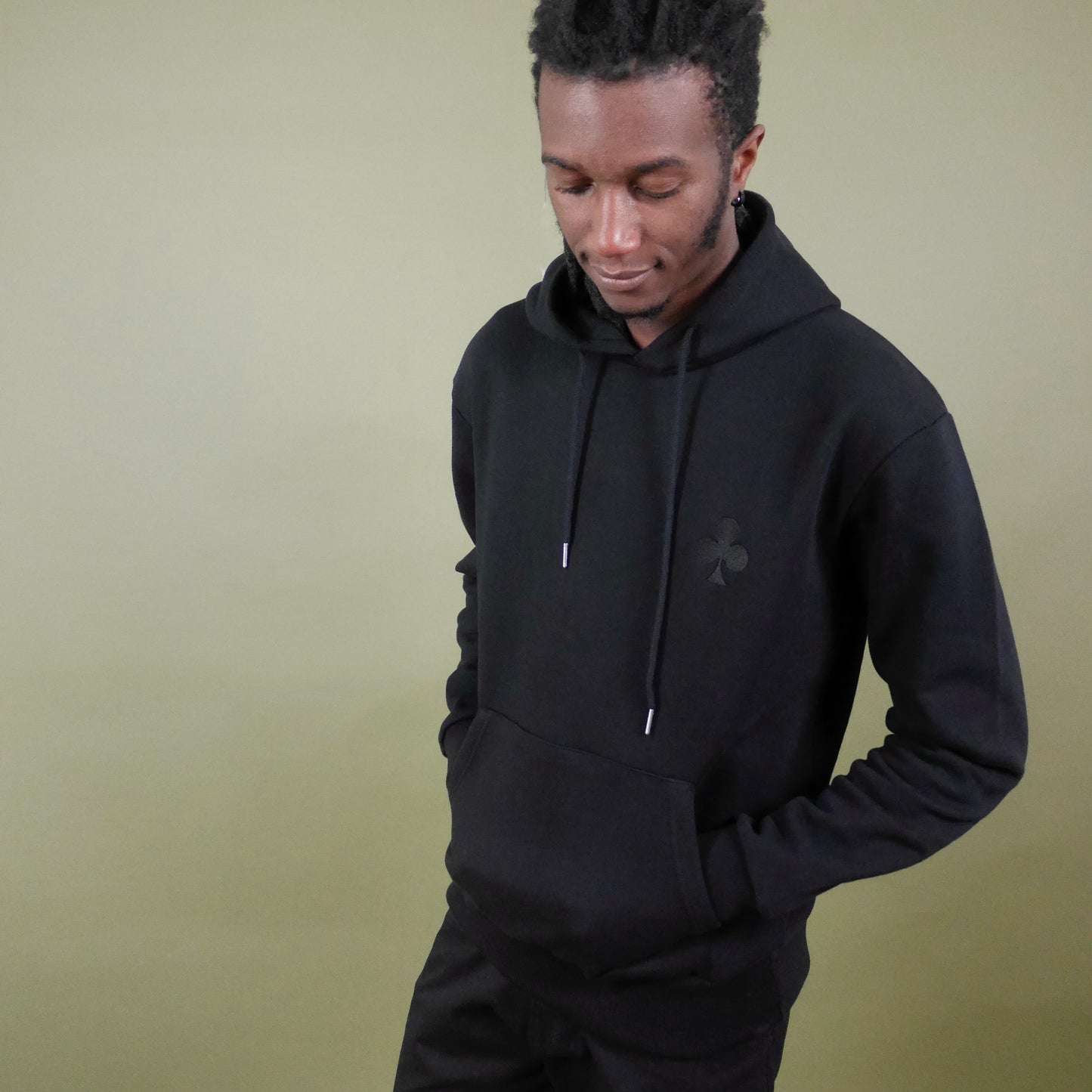 monsieurbarr hoodie noir broderie trèfle noir côté coeur 