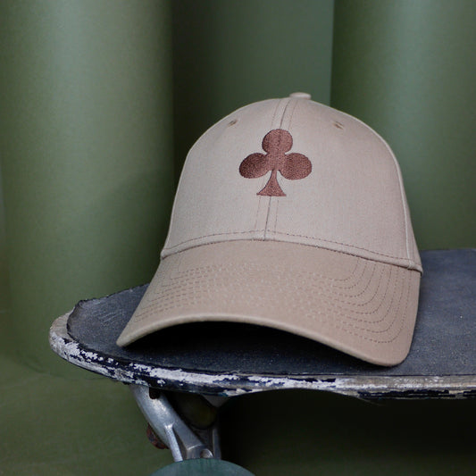 monsieurbarr casquette en coton couleur sable broderie trèfle couleur chocolat 