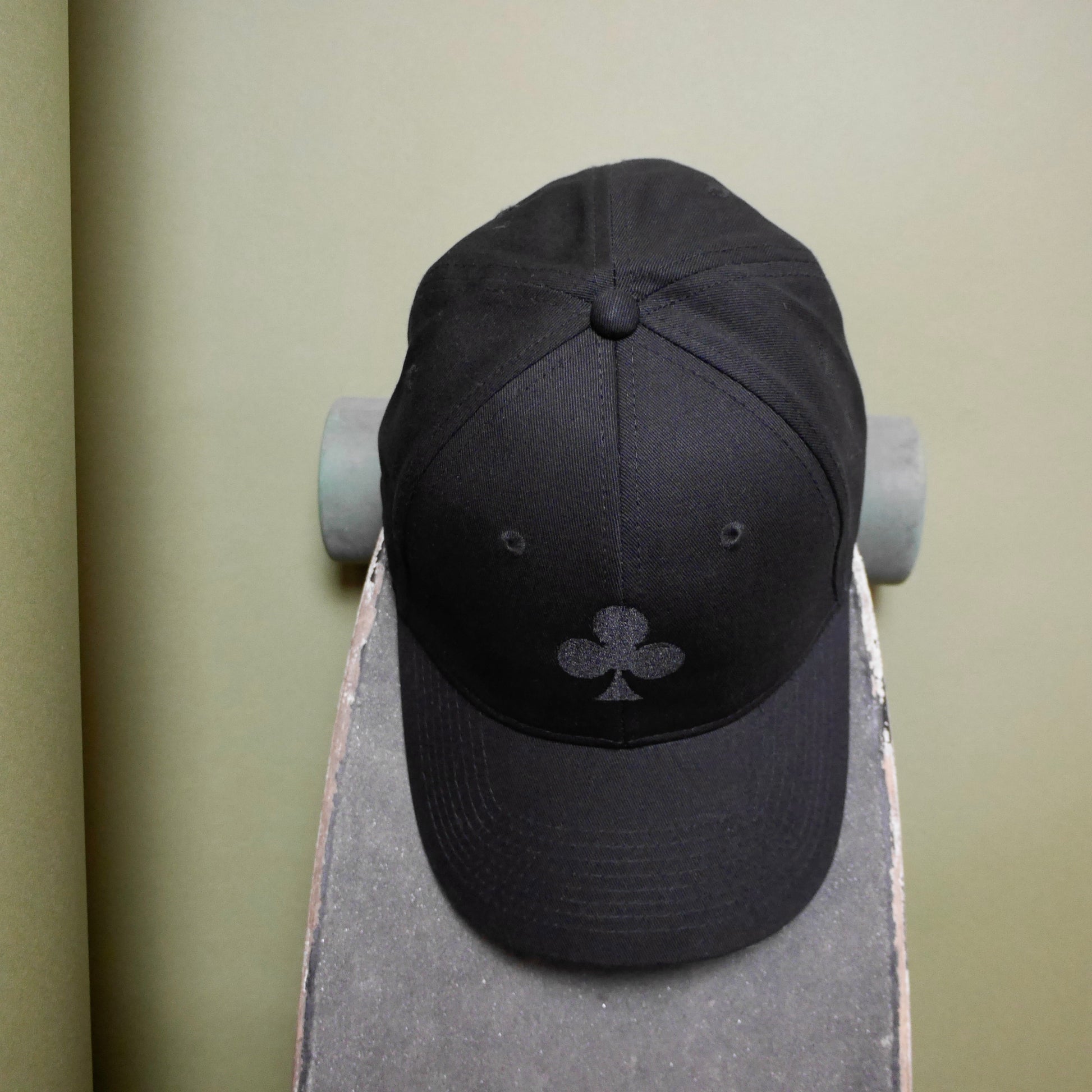 monsieurbarr casquette noir en coton broderie trèfle noir