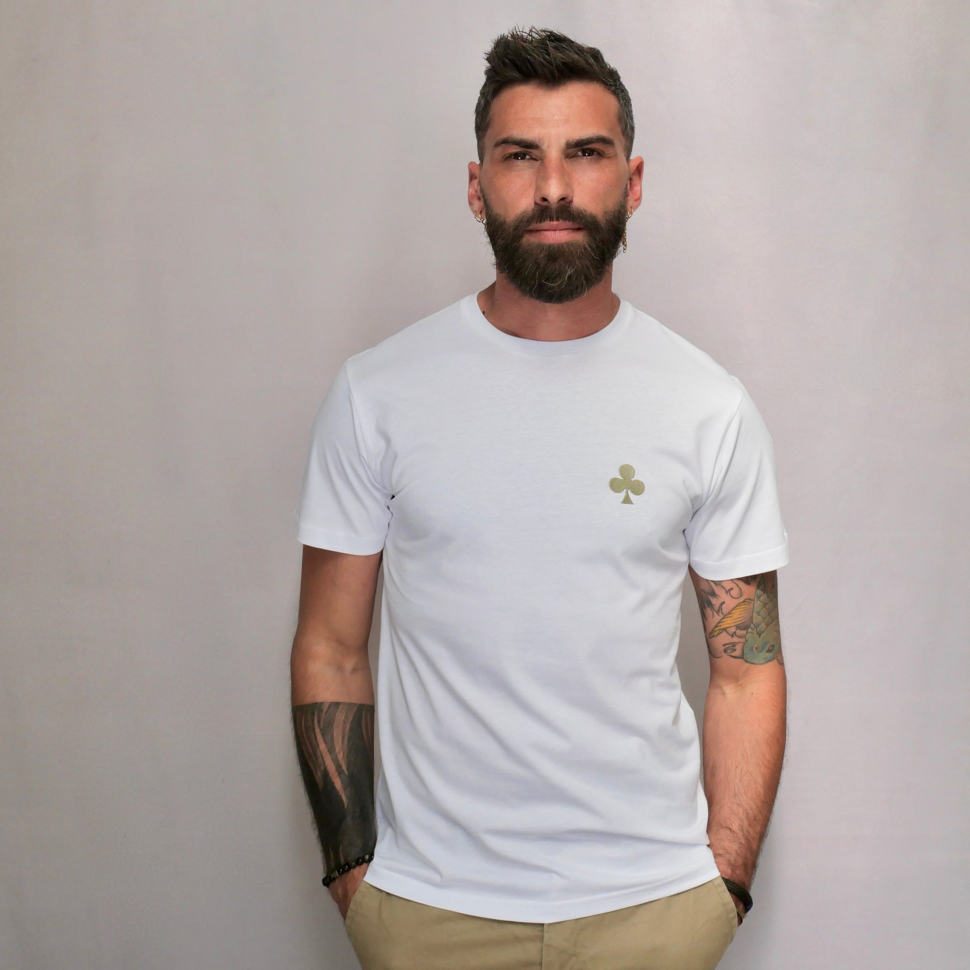 monsieurbarr t-shirt blanc bio broderie trèfle côté coeur kaki