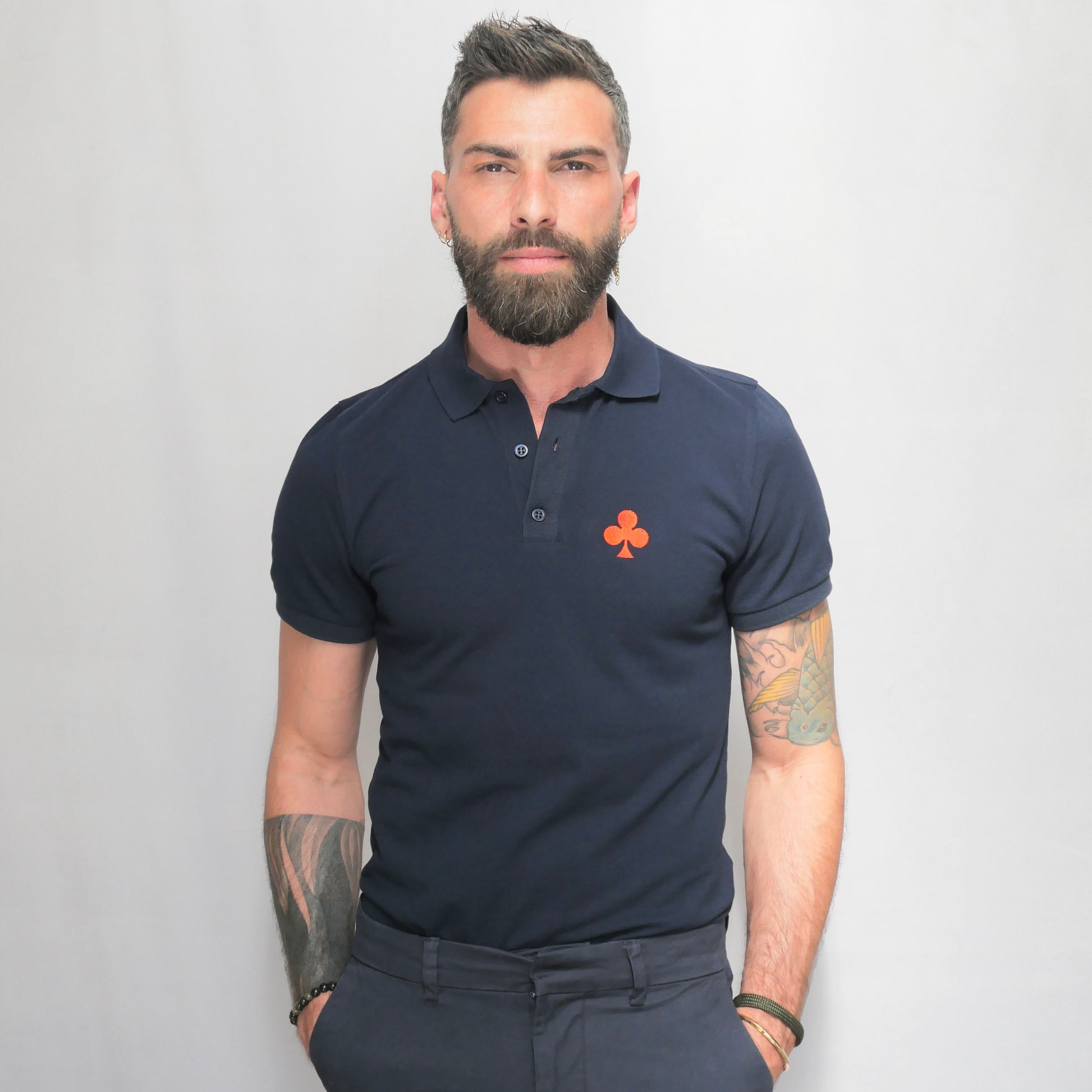 polo bio monsieurbarr fabriqué au Portugal couleur bleu marin, trèfle brodé rouge