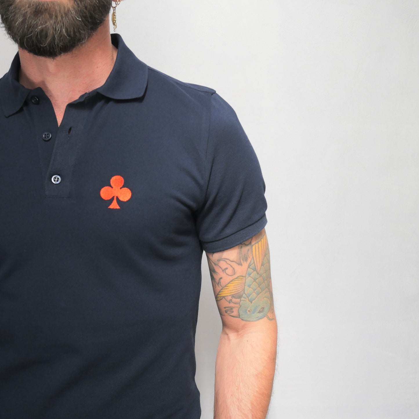 polo bio monsieurbarr fabriqué au Portugal couleur bleu marine, trèfle brodé rouge