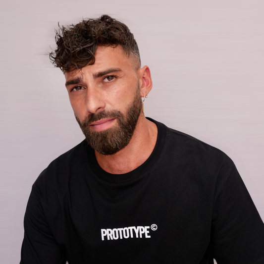monsieurbarr t-shirt noir bio fabriqué au Portugal logo Prototype poitrine milieu